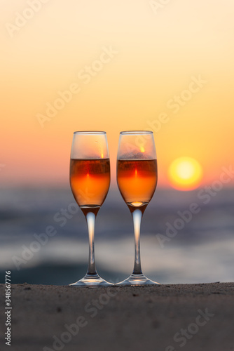 夕日とワイングラス