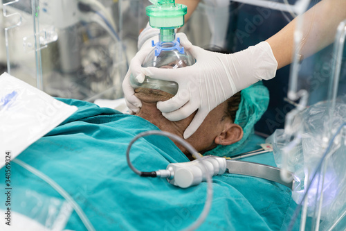фотографія doctor pre oxygenation patient under plastic box