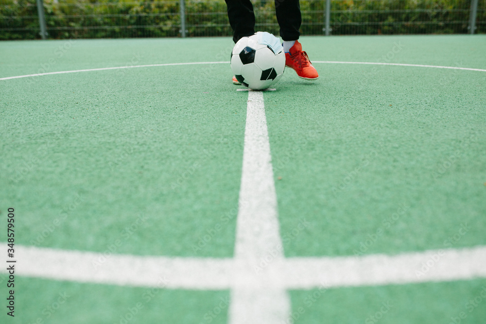 Obraz premium Kick off with soccer football with face mask for sports during covid-19 pandemic