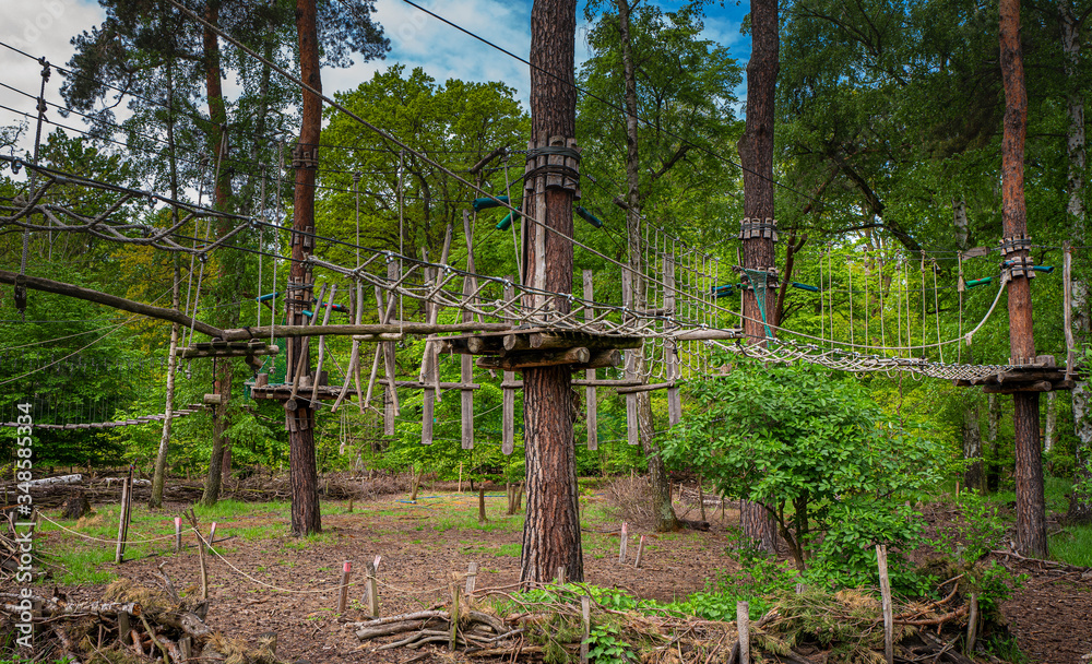 Fototapeta premium Hochseilgarten im Jungfernheidepark in Berlin