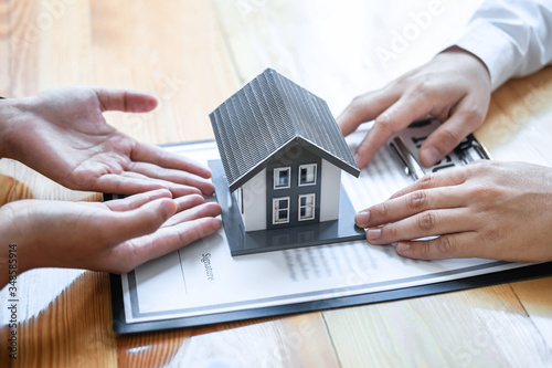 Schilderij op canvas Estate agent are presenting home loan and giving house to client after discussin