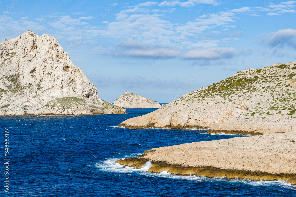 Fototapeta premium Relief escarpé de la côte méditerranéenne aux alentours de Marseille en France