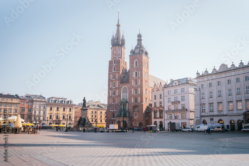 Fototapeta Naklejka Na Ścianę i Meble -  Krakow Old Town with view of St. Mary's Basilica during sunrise