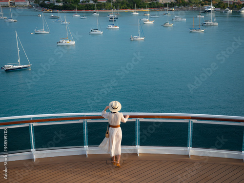 Tableau sur toile Young woman in a sea cruise
