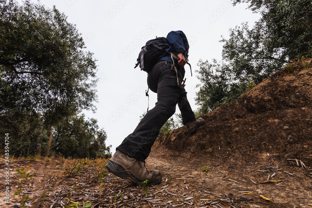 Naklejka premium Young man hiking.