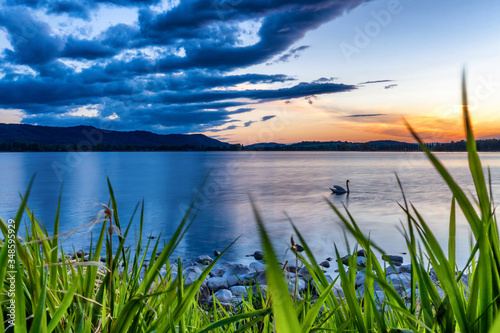 Traumhafter Sonnenuntergang am Bodensee mit schöner Wolkenstimmung