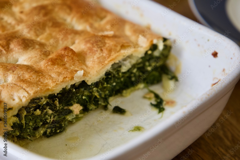 Blätterteigspinatauflauf mit Feta, Lachs und Frühlingszwiebeln in der Ofenform Blätterteigspinatauflauf mit Feta, Lachs und Frühlingszwiebeln in der Ofenform