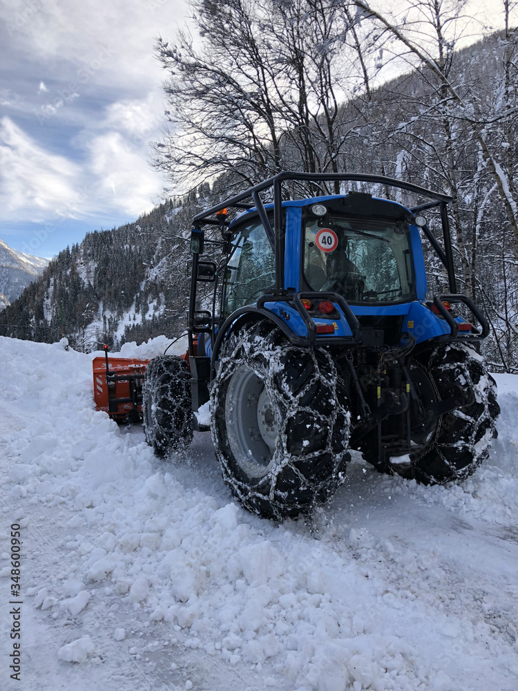 trattore su neve sgombero neve spazzaneve trattore su neve sgombero neve spazzaneve