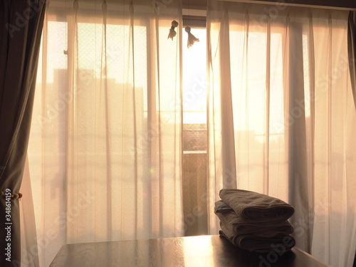 夕方のオレンジ色の部屋とカーテン