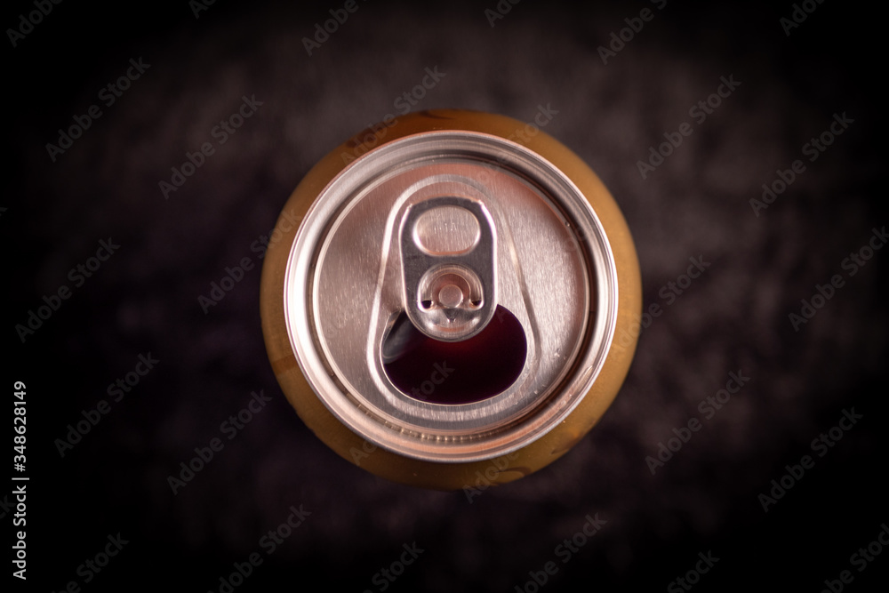 Lata de cerveza vista desde arriba sobre fondo oscuro. Lata de cerveza vista desde arriba sobre fondo oscuro.