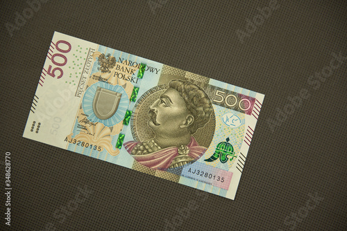 banknot pięćsetzłotowy leżący na szarym tle