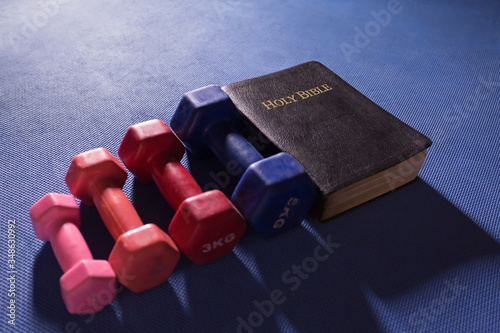 Foto Colorful Gym Weights and Holy Bible