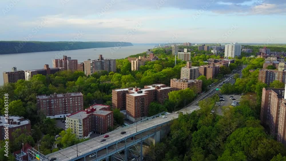 Descending on the Henry Hudson Parkway in the Bronx Descending on the Henry Hudson Parkway in the Bronx