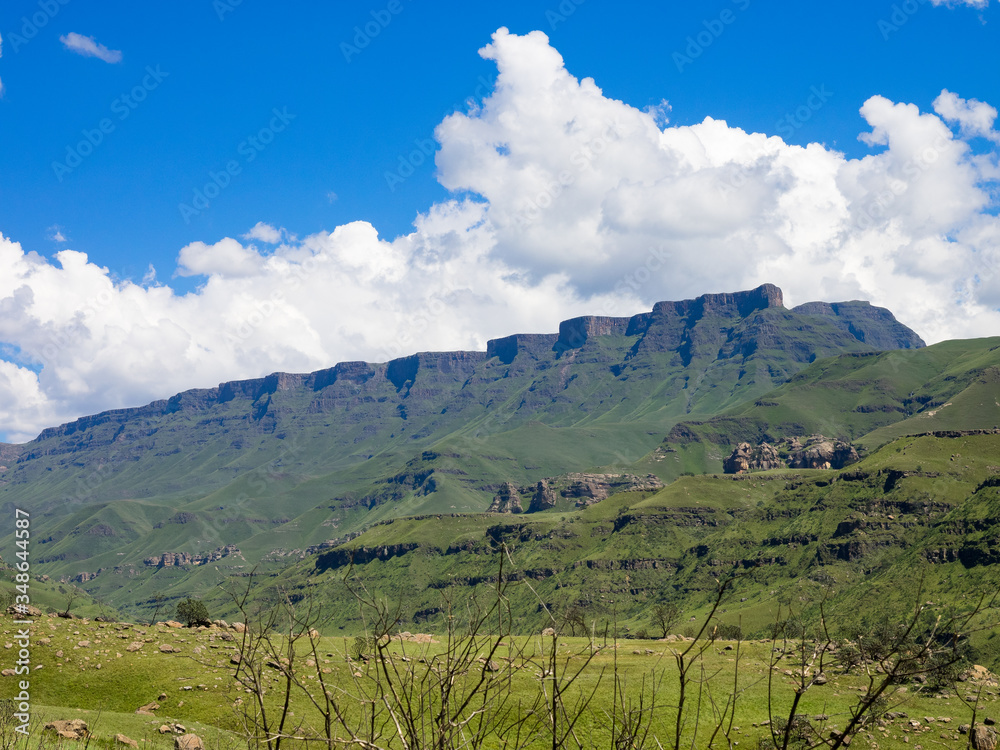 Südafrika, KwaZulu-Natal, Sani Pass, Twelve Apostles unter blauem Wolkenhimmel