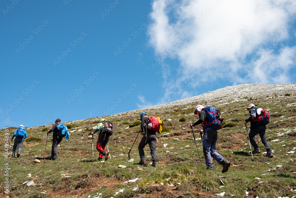 Grupo de senderistas realizando una excursión en el Parque Natural Montaña Palentina.