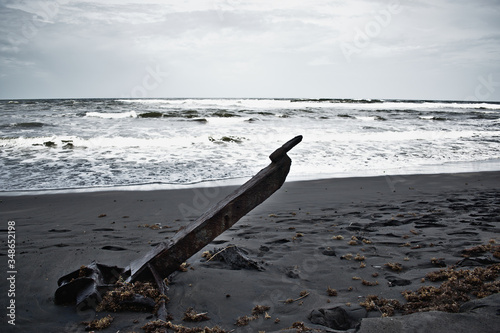 Restos de un naufragio en una playa de Tortuguero, Costa Rica. © Cesir2000