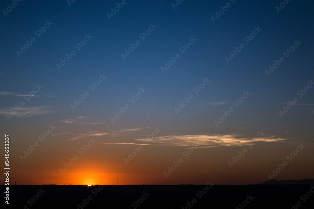 Atardecer desde una azotea en Madrid con el cielo claro. Atardecer desde una azotea en Madrid con el cielo claro.