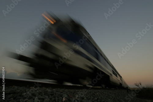 Locomotora en movimiento, al anochecer. Línea ferroviaria Chinchilla-Cartagena, en Calasparra (Murcia-España).