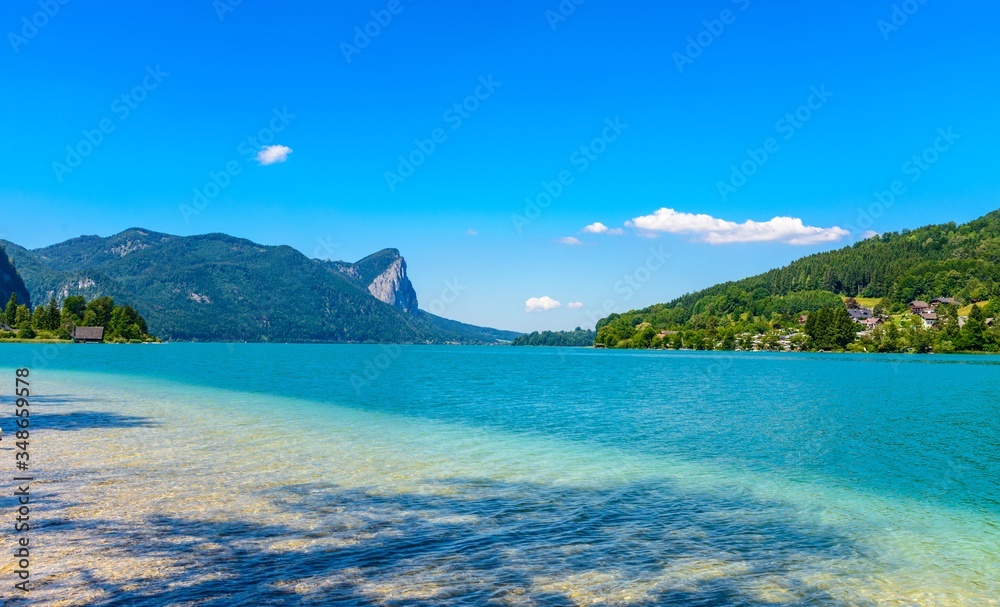 Obraz premium View on Mondsee (Moon Lake) im Salzkammergut, Salzburg, Austria.