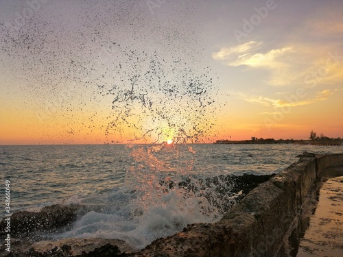 Atardeser con olas del mar photo