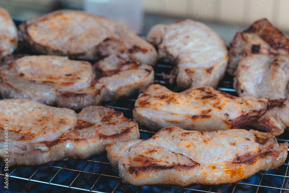 to cook meat on the coals on the grate of the grill to cook meat on the coals on the grate of the grill