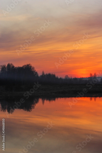 Fototapeta Naklejka Na Ścianę i Meble -  the sun sets over the horizon, the sun's rays.landscape at sunset