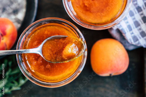 Confiture d'abricots fait maison dans un bocal en verre