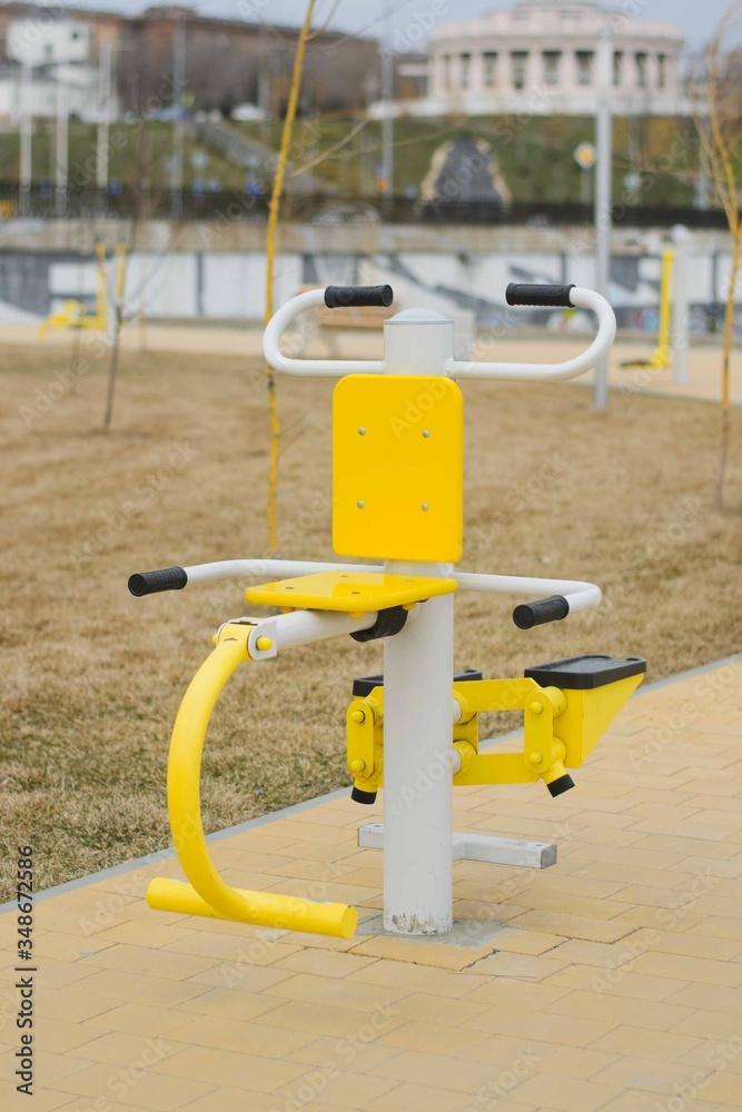 outdoor exercise equipment for legs in the park