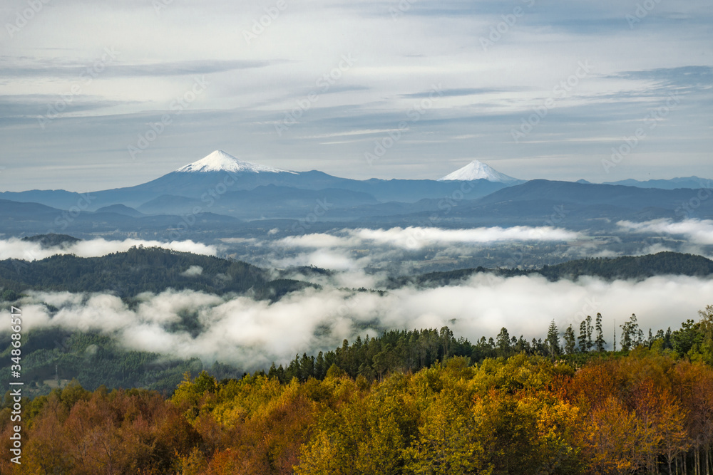 Volcán Villarrica y Lanín (derecha), desde los cerros de Loncoche, Chile.