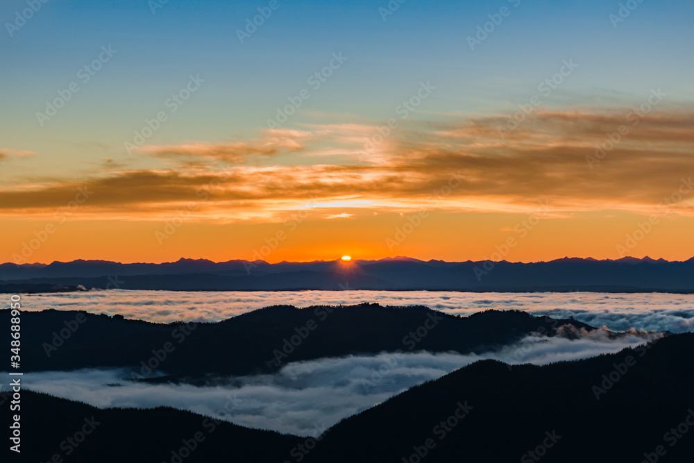 Un nuevo amanecer en cordillera de Los Andes, desde las alturas de Loncoche, Chile.