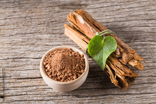Fotografía bark and powder of medicinal plant cat's claw, uncaria tomentosa