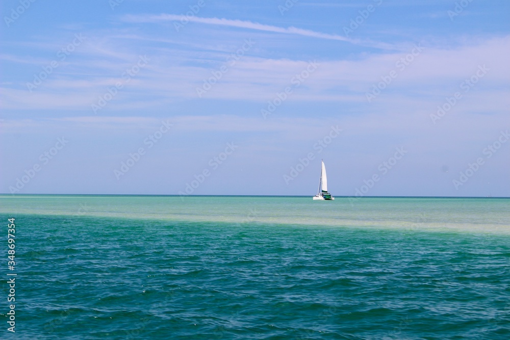 Obraz premium Sailboat on the turquoise ocean