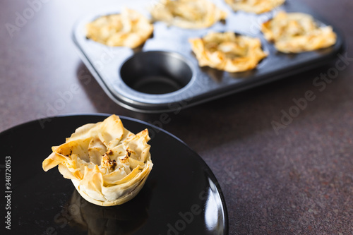 Fotografi plant-based food, filo pastry cups with vegan filling just out of the oven