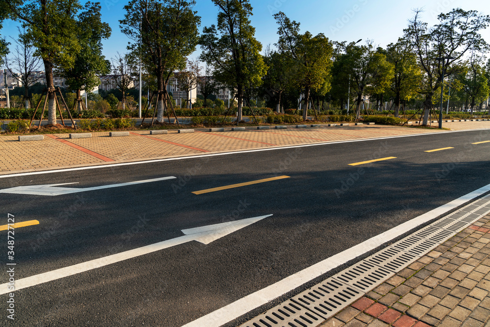 Obraz premium Empty urban road and buildings in China