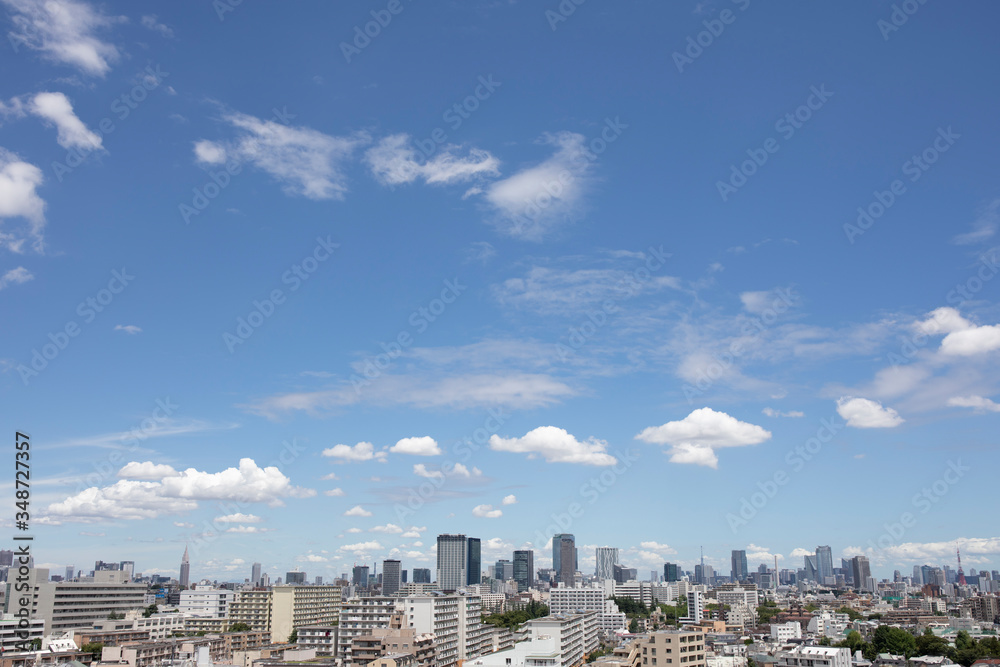 青空の東京の都市風景