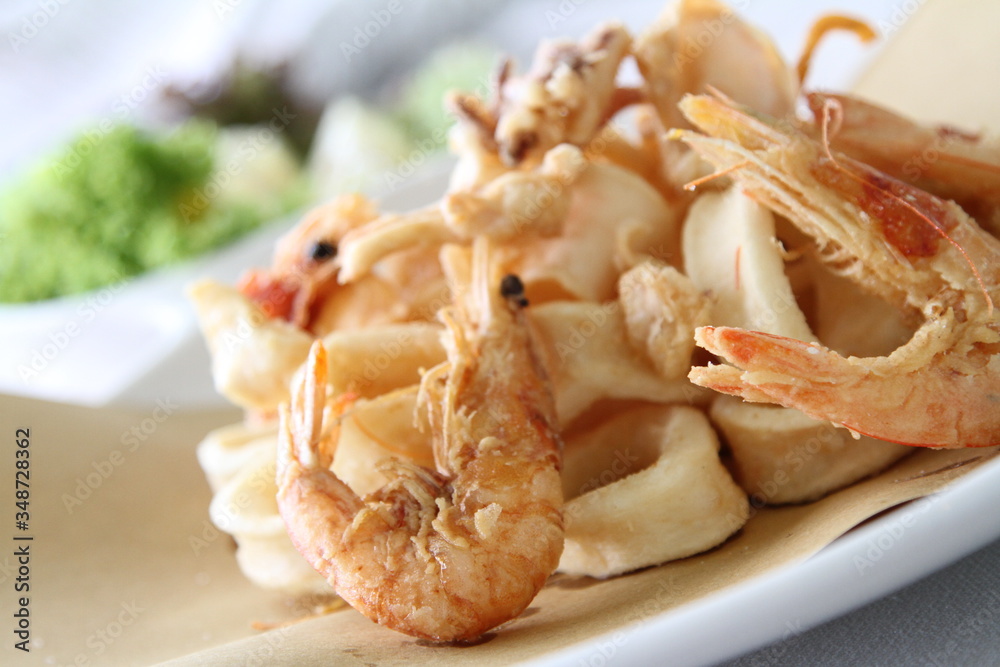 Piatto con calamari fritti servito in un ristorante Piatto con calamari fritti servito in un ristorante