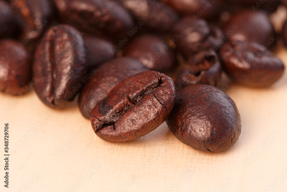 Obraz premium Dark roasted coffee beans background ,close up