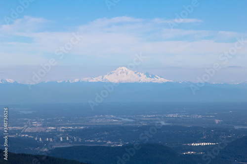 Fototapeta Naklejka Na Ścianę i Meble -  Snowcapped Mount Baker (Washington State, US) seen from across the border in British Columbia, Canada. 