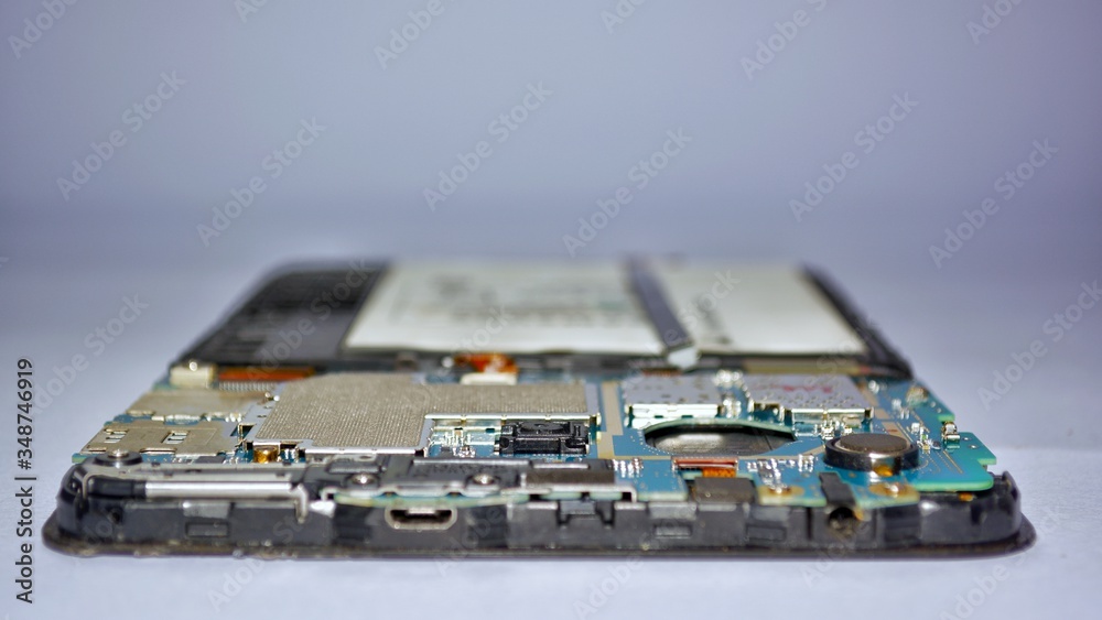 Internal components of the tablet when the back cover is opened. Internal components of the tablet when the back cover is opened.