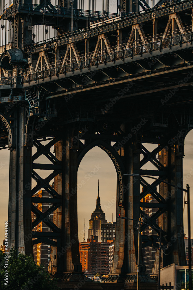 Fototapeta premium Manhattan Bridge at Sunset from Brooklyn