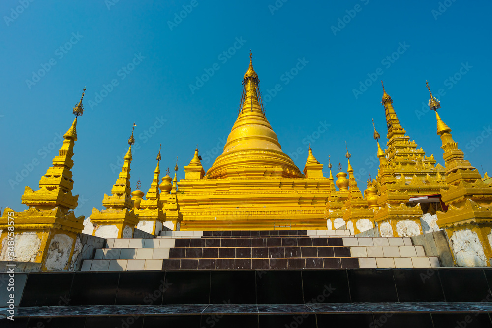 Fototapeta premium Sanda Muni Buddhist pagoda in Mandalay city, Myanmar