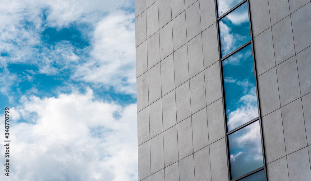 Obraz premium business center bulding windows with sky reflections