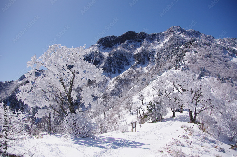 西日本最高峰の石鎚山1982ｍ