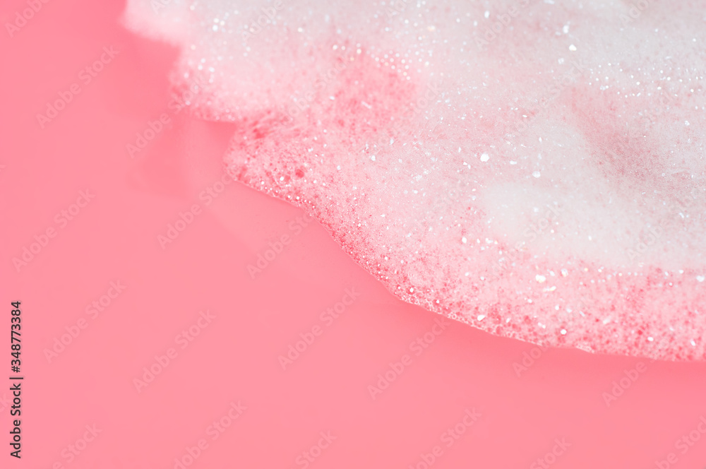 Obraz premium Foam bubbles on pink background. Cleaning service. Concept of froth party