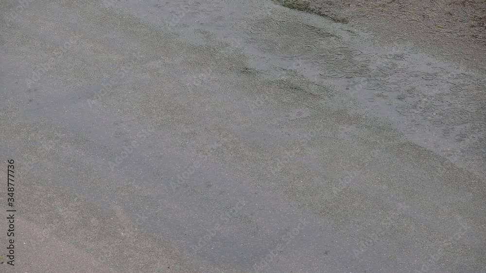 Pluie qui tombe sur une route
