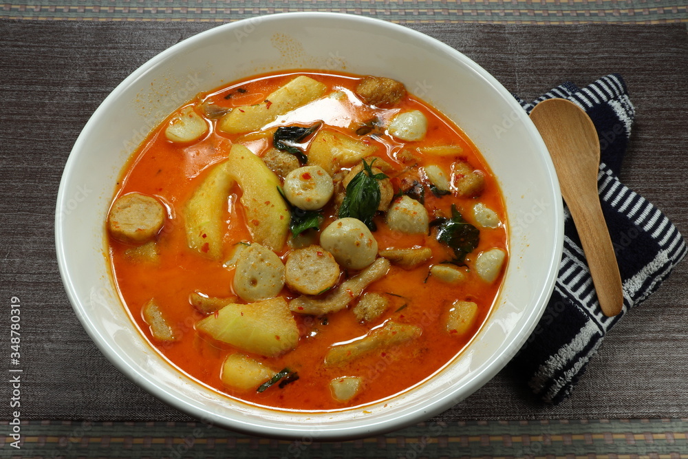 Traditional soup of fish meat ball, fried shrimp meat ball and cutting winter melon (white gourd) seasoning with Thai red curry and coconut milk. Famous hot and spicy menu. Side dish with rice noodle.