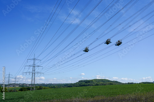 Arbeiten an Hochspannungsleitungen photo