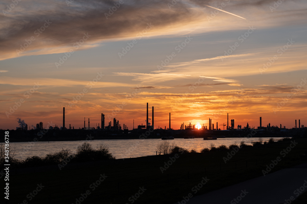 Rheinufer Monheim Blick auf Dormagen Chemiepark bei Sonnenuntergang