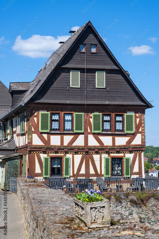 Alte historische Fachwerkhäuser in Braunfels/Deutschland im Taunus an einem sonnigen Tag