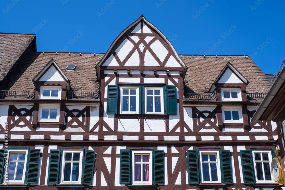Alte historische Fachwerkhäuser in Braunfels/Deutschland im Taunus an einem sonnigen Tag